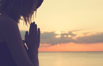 woman-sunrise-prayer
